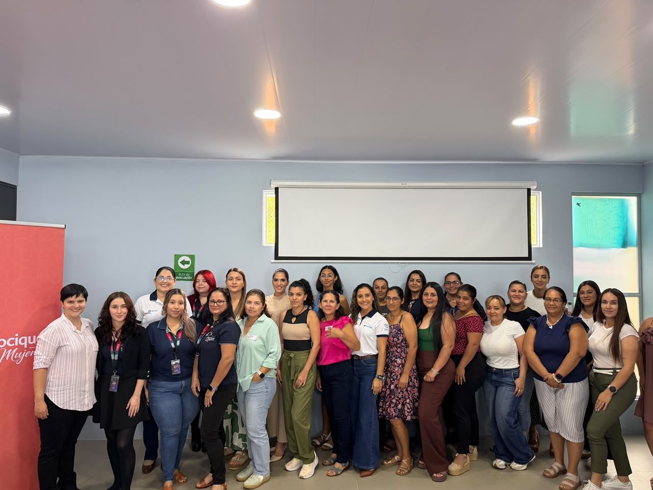 María Vargas junto al grupo de participantes del taller de Coocique Mujer en Pérez Zeledón