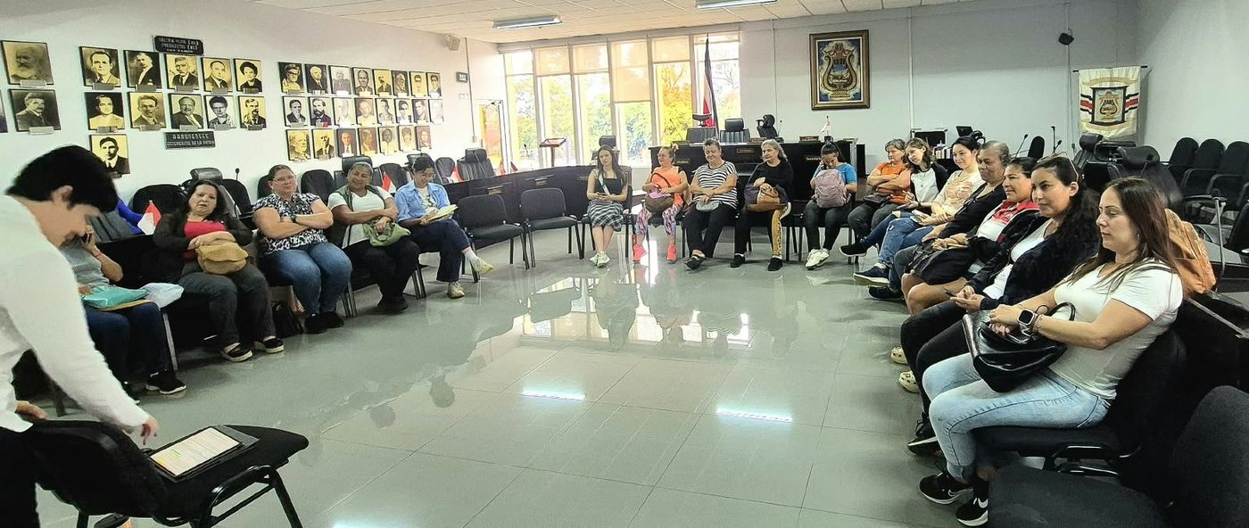 Sala de sesiones de la Municipalidad de San Ramón durante uno de los talleres
