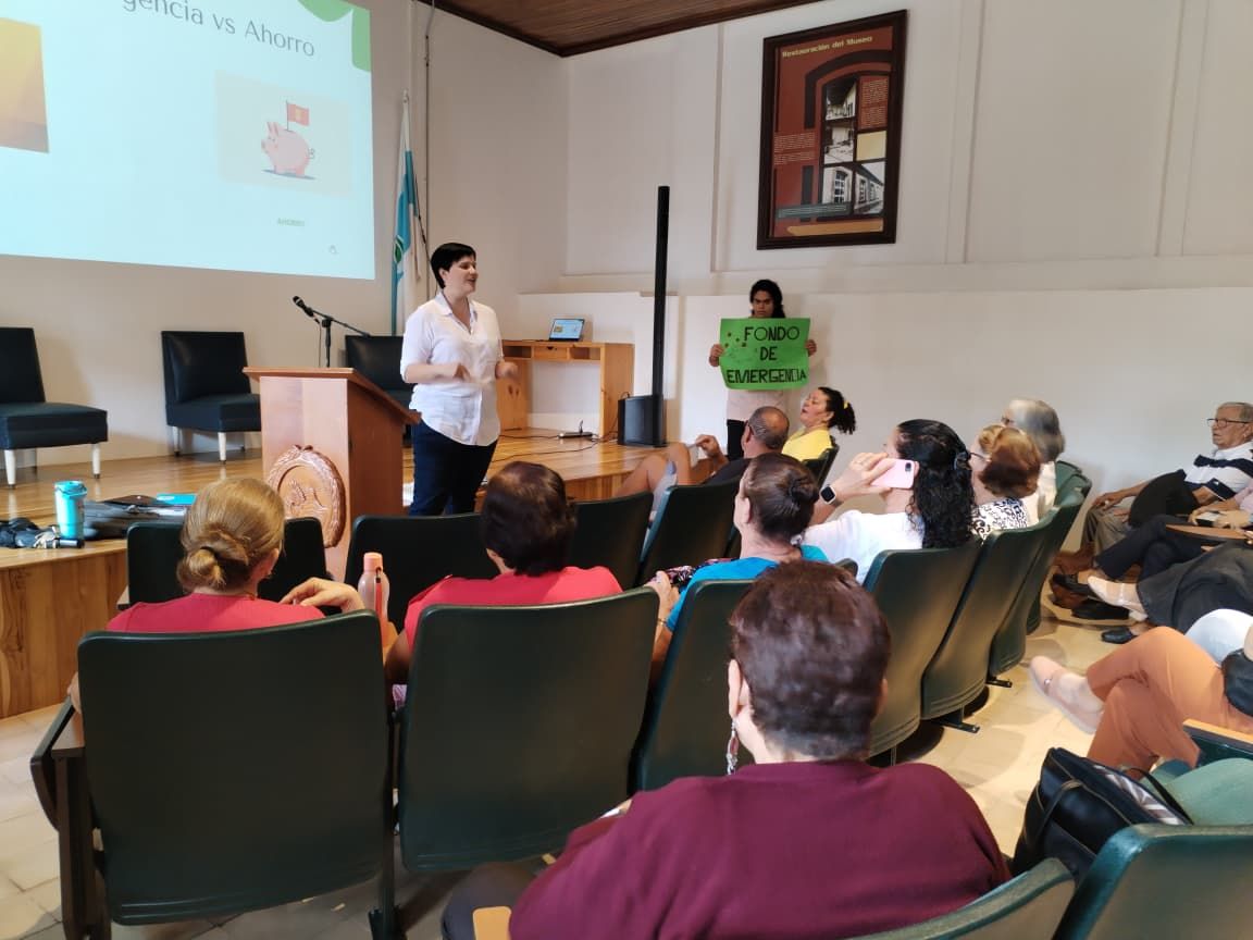 María Vargas explicando el fondo de emergencia a personas adultas mayores en el Museo Regional de San Ramón