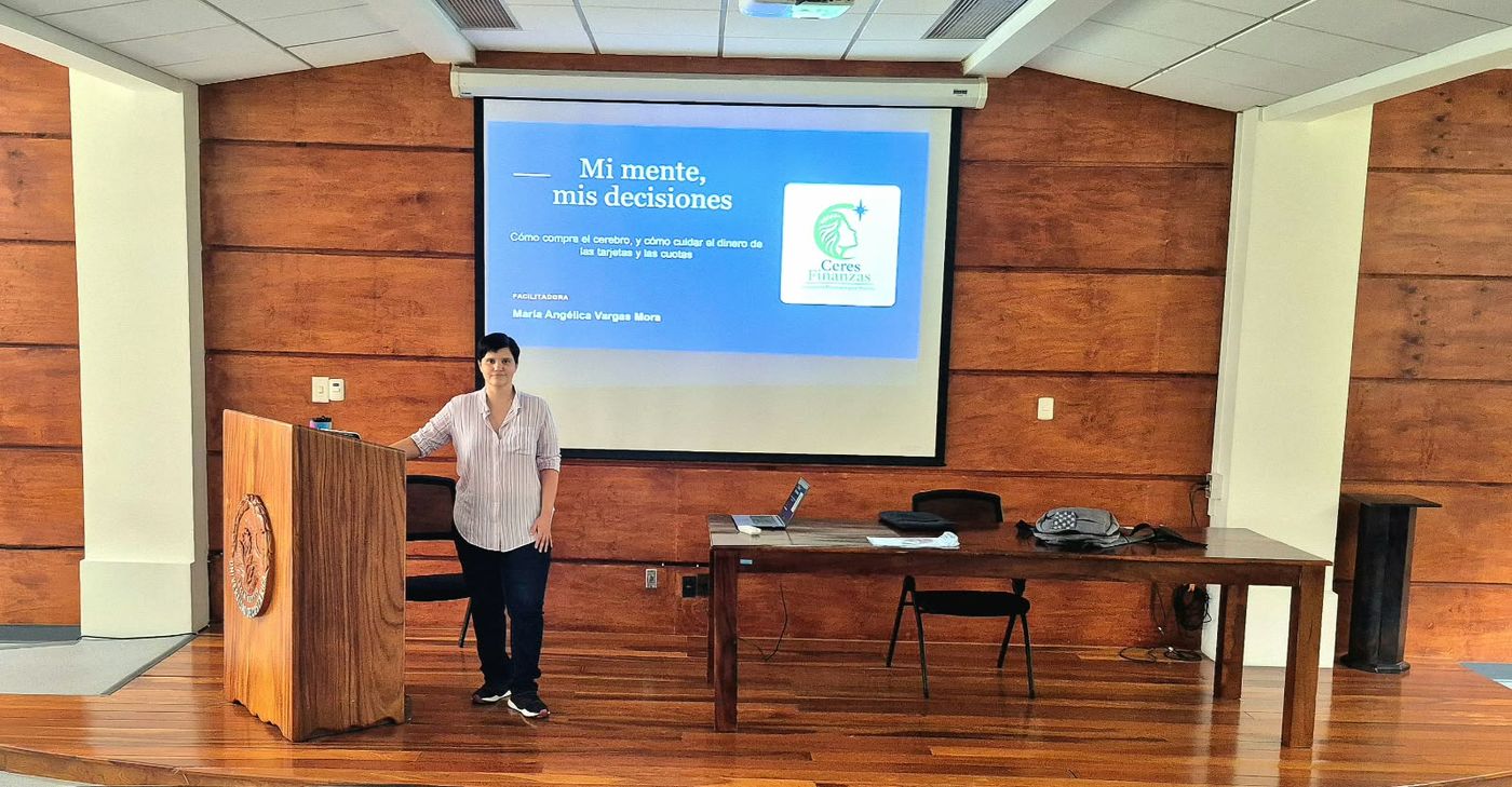 María Vargas frente a la presentación «Mi mente, mis decisiones» en el auditorio de la UCR en Tacares